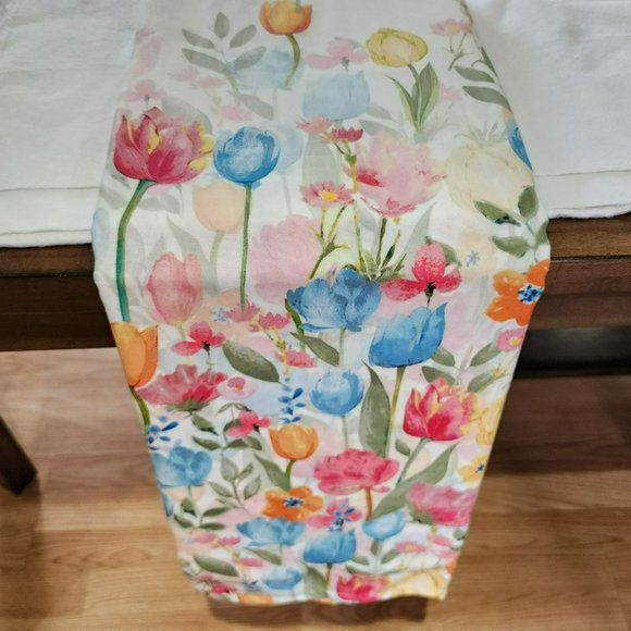 Nicole Miller Pastel Tulips Tablecloth 60x84in Oblong - Picture 8 of 11